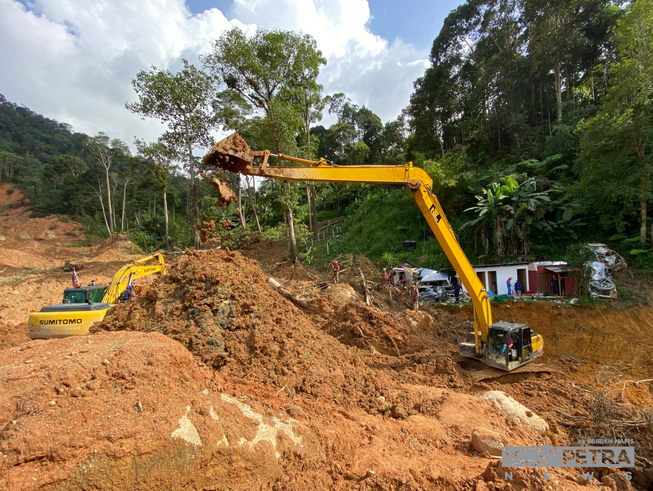Sebanyak 11 jentera berat digunakan di lokasi pencarian untuk mengesan mangsa terakhir.