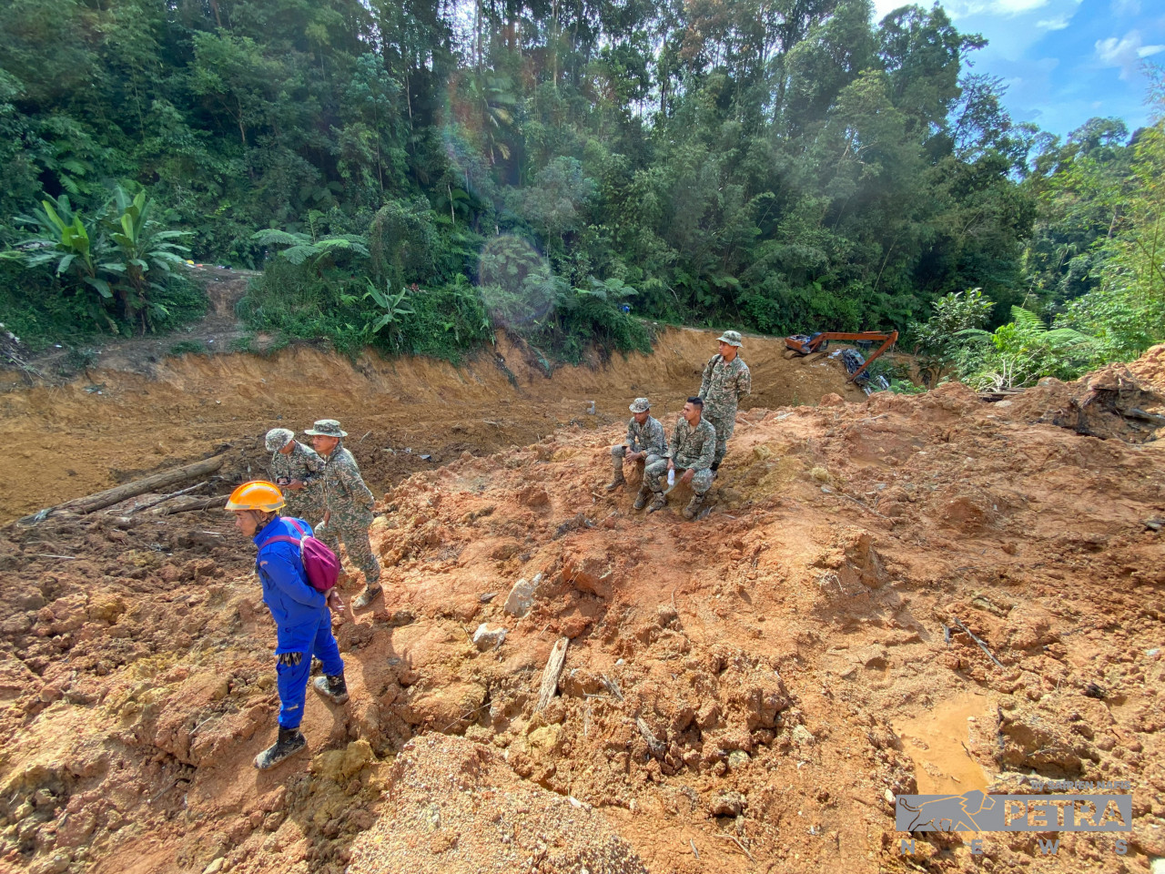 SAR itu disertai 97 pegawai dan anggota diketuai Jabatan Bomba dan Penyelamat Malaysia, dibantu polis, Angkatan Tentera Malaysia serta Angkatan Pertahanan Awam