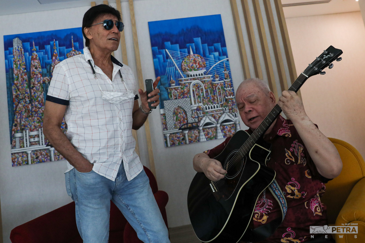 DJ Dave bersama penyanyi istimewa, Alfred Ho. Gambar: Alif Omar