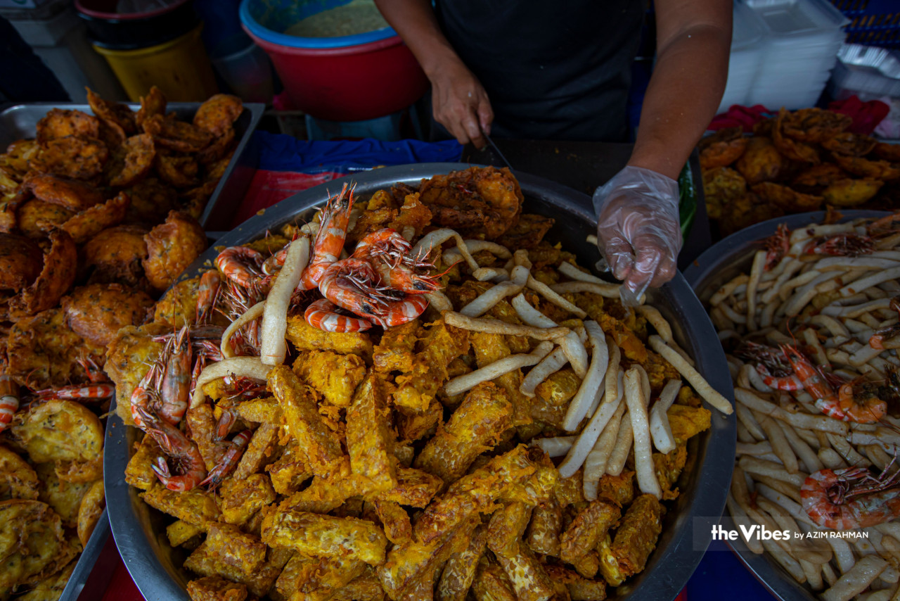Cucur Udang Alor Gajah antara hidangan istimewa yang terdapat di sini.