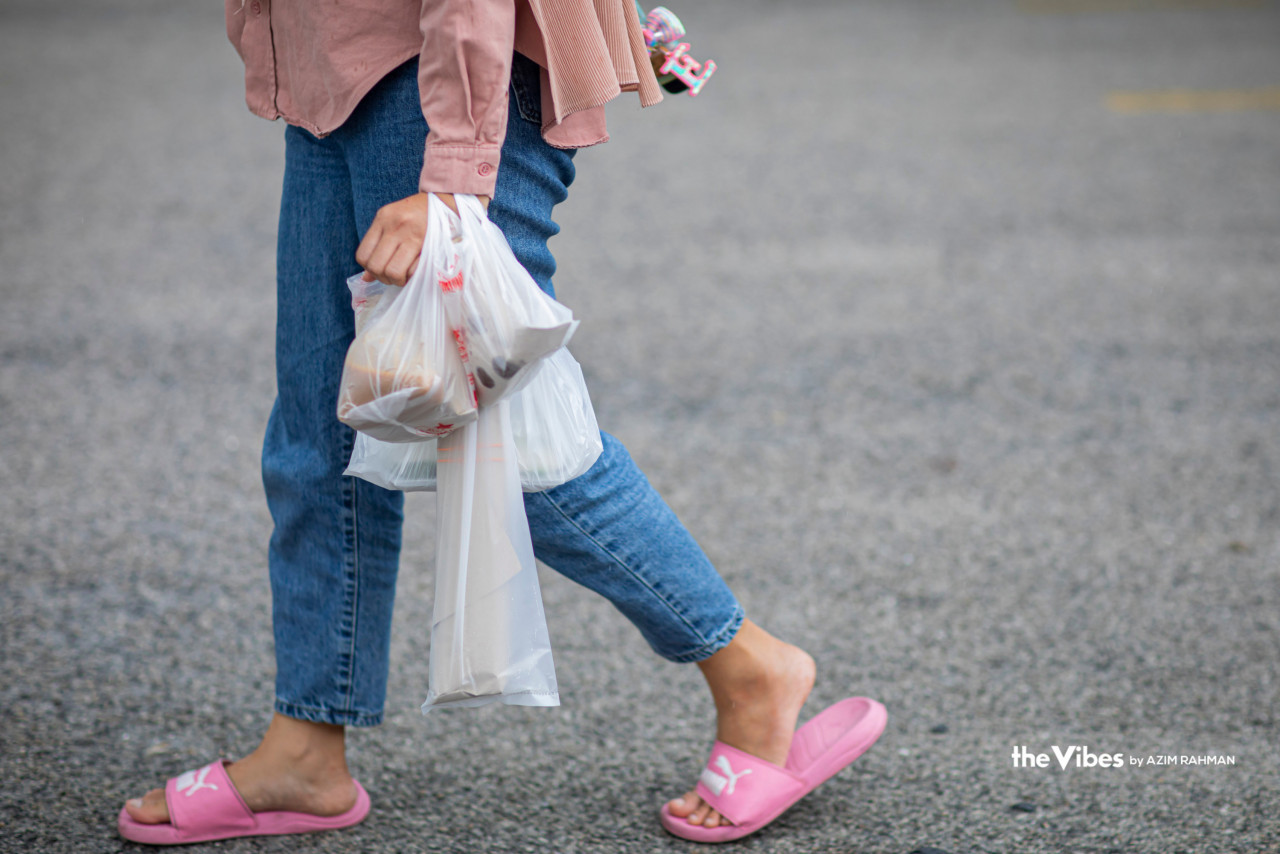 Penggunaan beg plastik sekali guna, termasuk untuk membungkus makanan, masih berleluasa.di negara ini. - Gambar oleh Azim Rahman