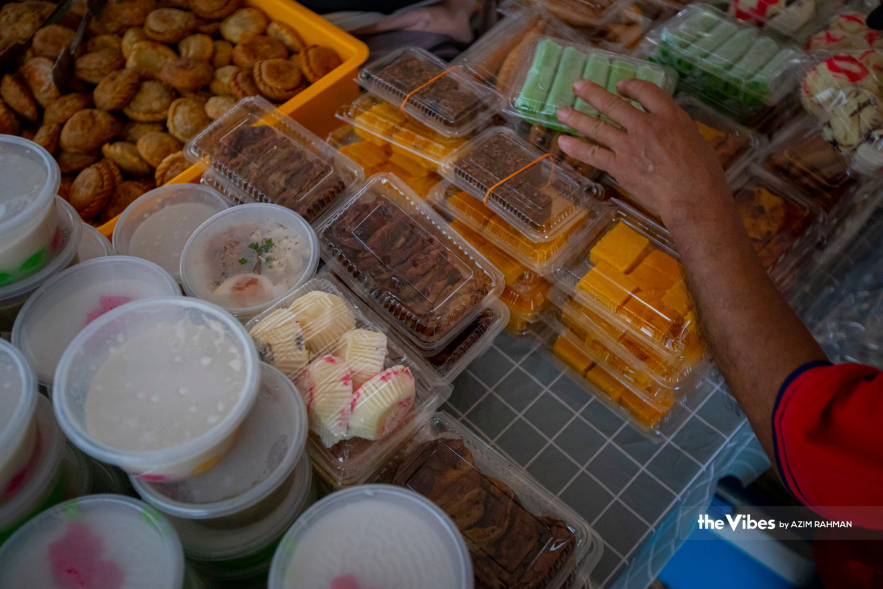 Juadah berupa kuih-muih pelbagai jenis dan warna turut ada dijual di Bazar Ramadan Putrajaya.