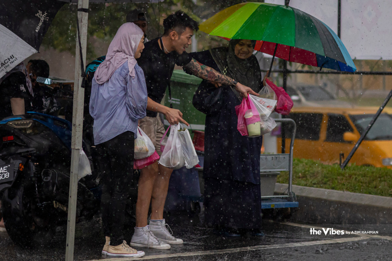 Sekumpulan pengunjung dilihat basah kuyup namun berpuas hati kerana juadah idaman sudah di tangan.