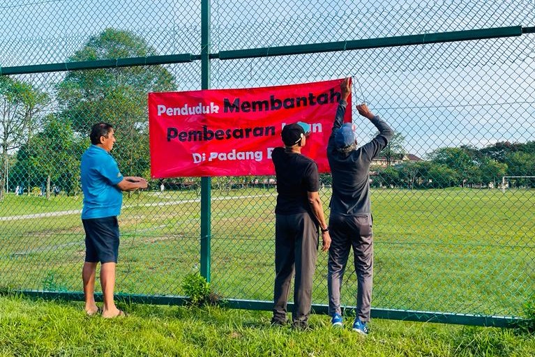 Bantahan itu bertujuan menarik perhatian terhadap kepentingan padang terbabit dan kira-kira 80 pokok matang besar yang semestinya akan ditebang bagi membina jalan masuk berkenaan. - Gambar Kumpulan Save Padang BRP