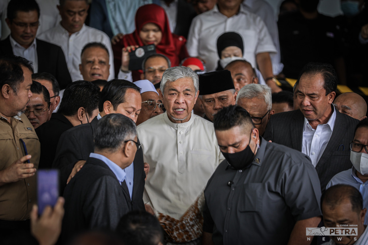 Sebahagian daripada penyokong Ahmad Zahid yang datang memberikan sokongan kepadanya hari ini.