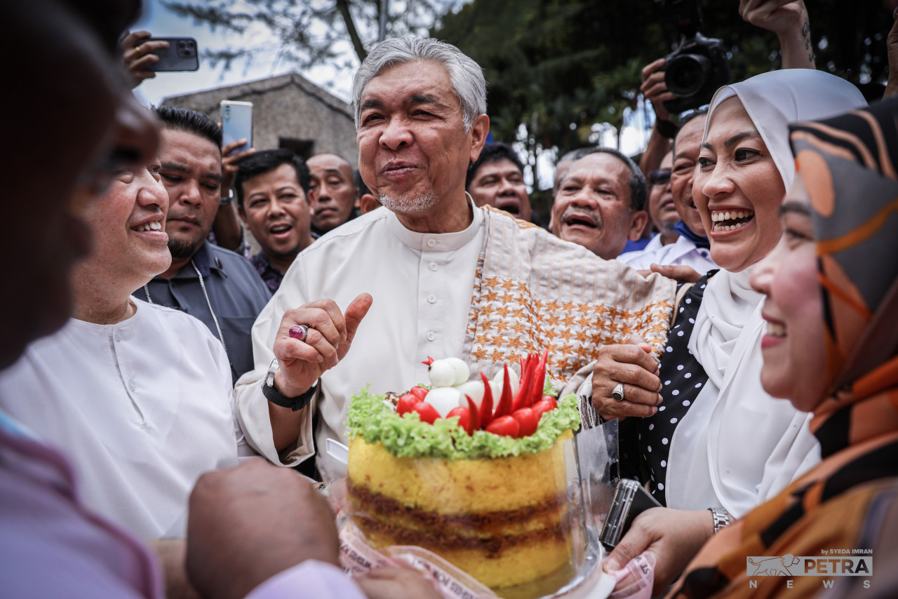 Ahmad Zahid turut mengucapkan terima kasih kepada mereka yang menyokong beliau sepanjang tempoh perbicaraannya - Gambar oleh Syeda Imran