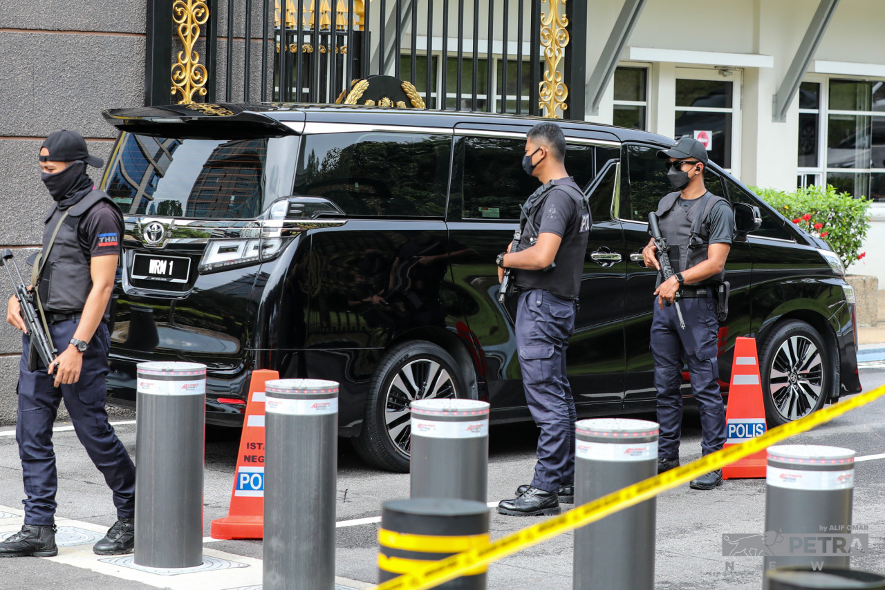 Kenderaan membawa Rais Yatim memasuki Istana Negara.