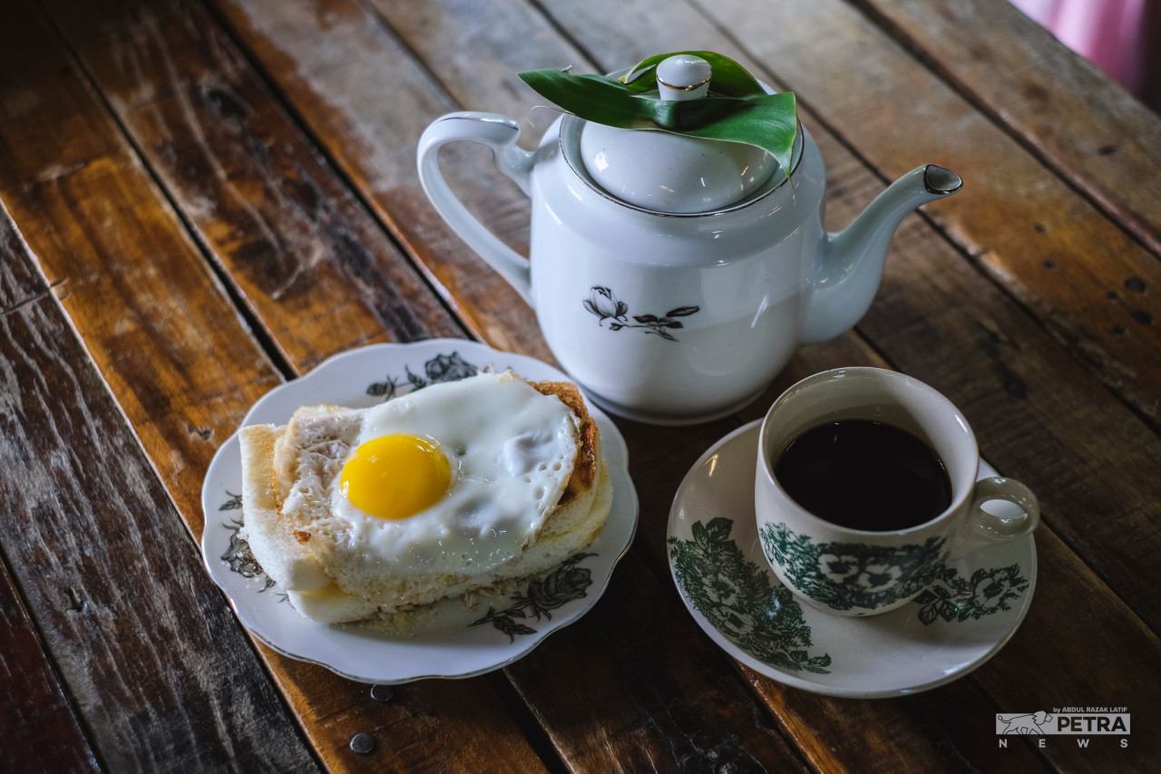 Roti bakar telur goyang dan kopi kampung panas