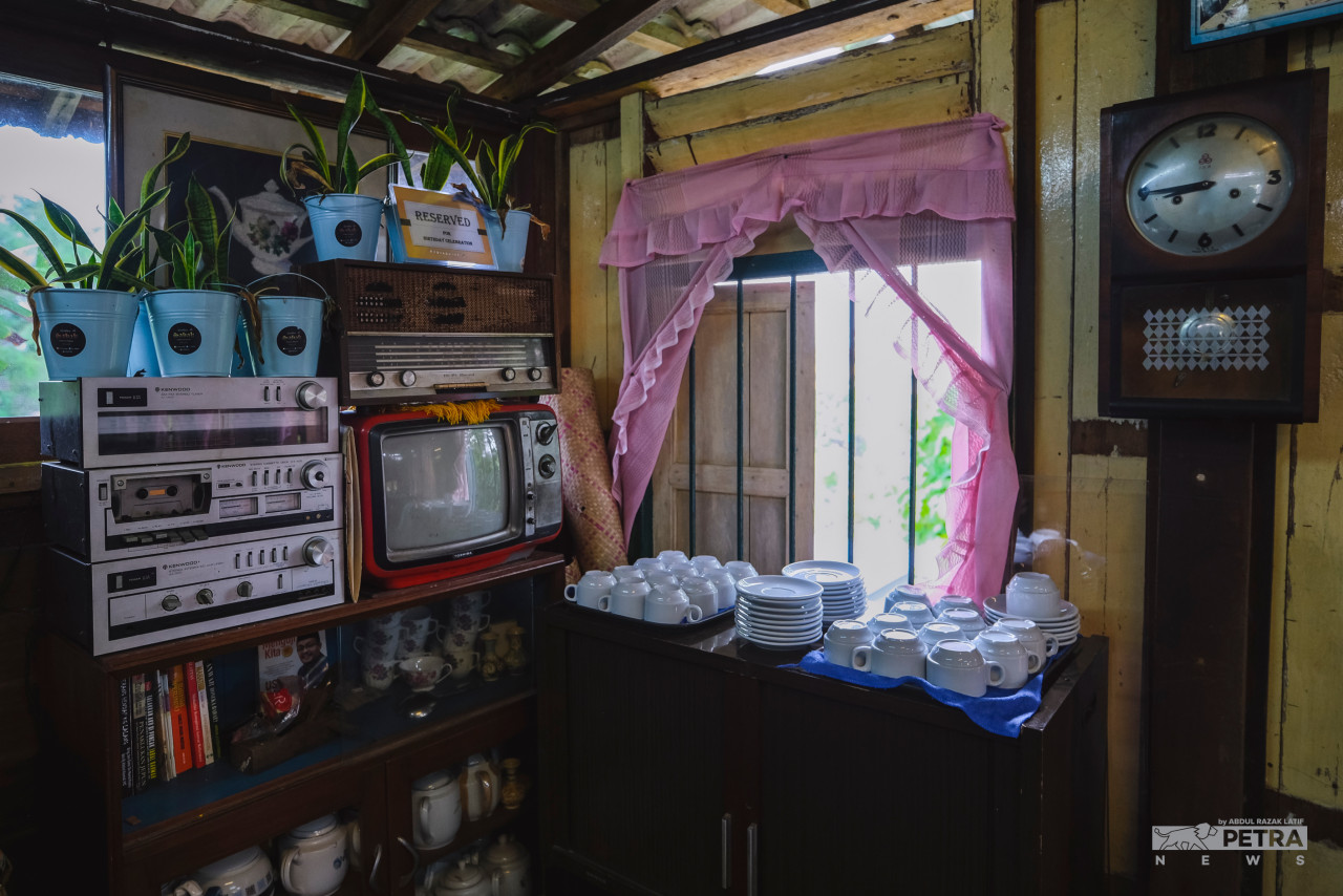 Antara koleksi antik Wak yang dijadikan dekorasi Wak Private Kitchen