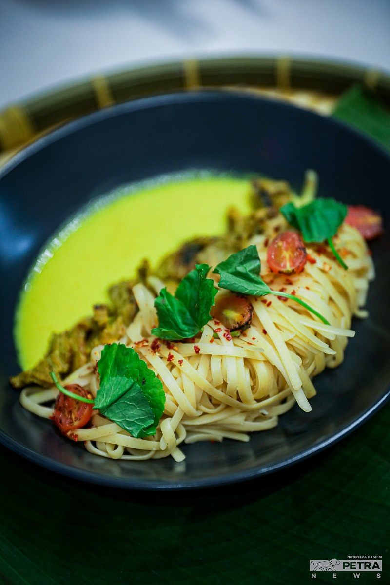 Hidangan lemak cili padi yang dipadankan dengan pasta memberi kelainan kepada peminat masakan 'nismilan'