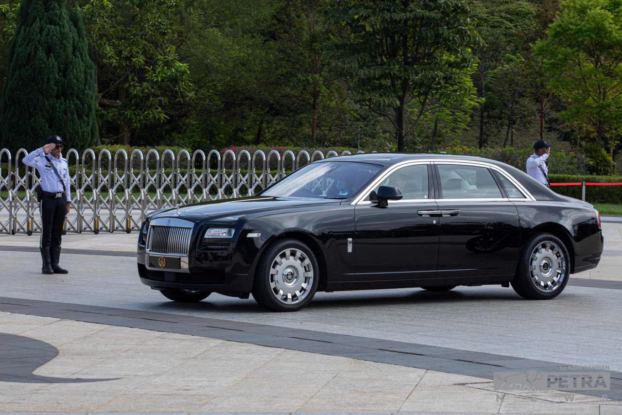 Kenderaan membawa Sultan Perak, Sultan Nazrin Muizzuddin Shah tiba di Istana Negara.
