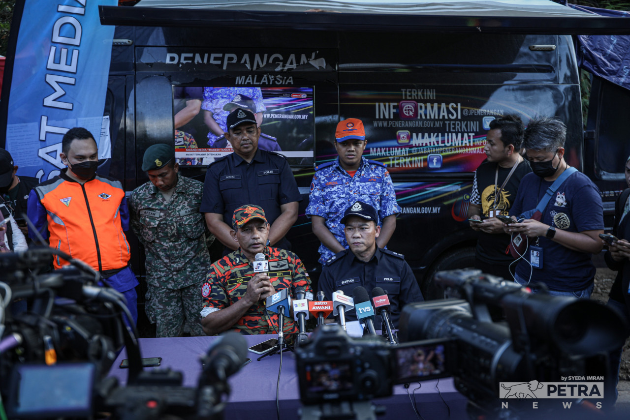 Sidang media bersama oleh Ketua Polis Daerah Hulu Selangor, Supritendan Suffian Abdullah (kanan) dan Timbalan Pengarah Jabatan Bomba dan Penyelamat Malaysia (JBPM) Selangor Wan Md Razali Md Wan Ismail.