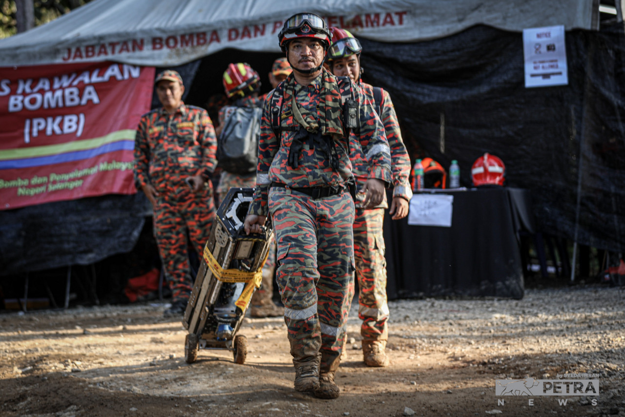 Meskipun berdepan pelbagai halangan termasuk cuaca hujan, namun pasukan SAR tetap meneruskan pencarian.