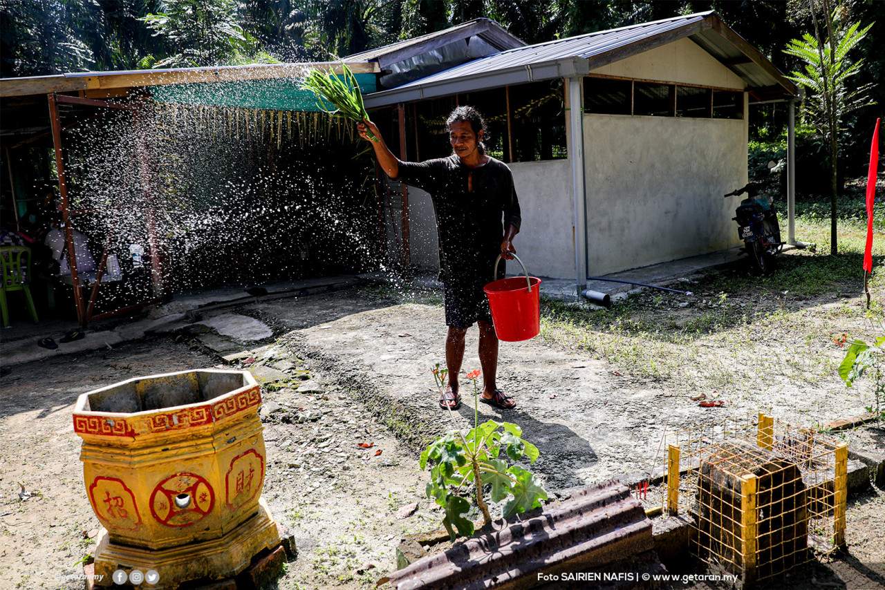 Penduduk Kampung Busut Baru menyucikan perkarangan balai raya 