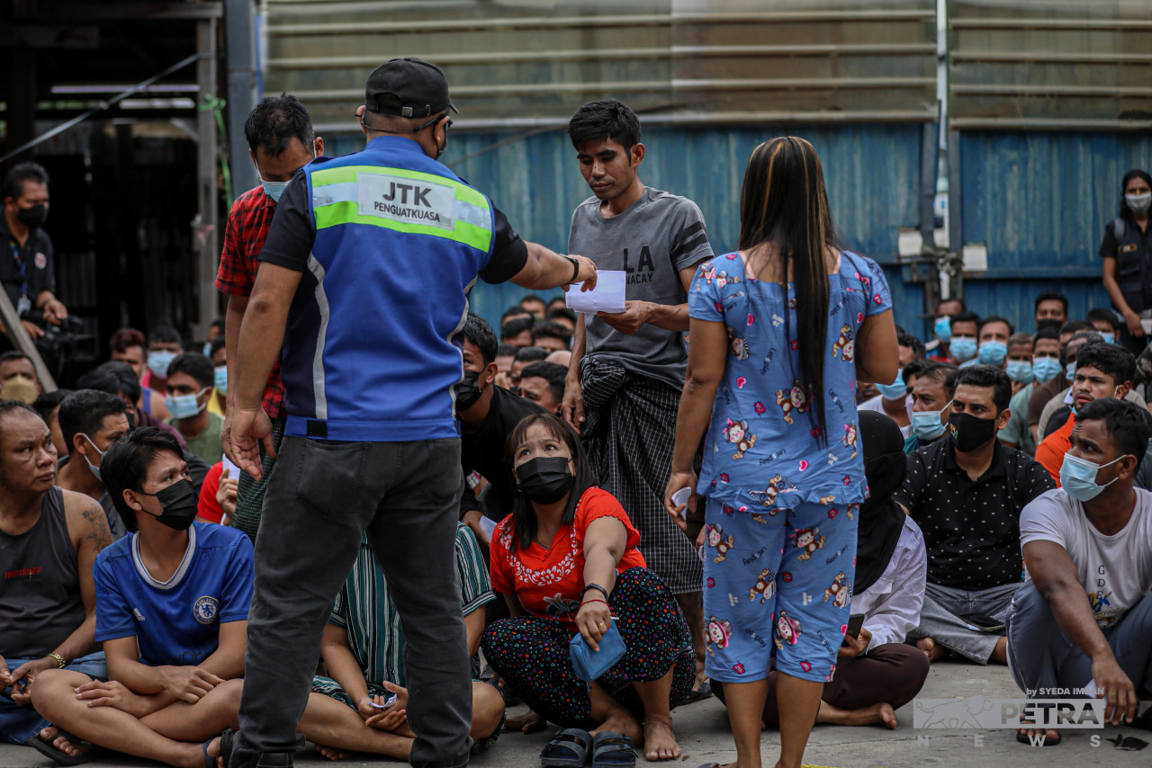 Pemeriksaan dijalankan di tiga buah kilang di Jalan Kapar, di sini, hari ini.