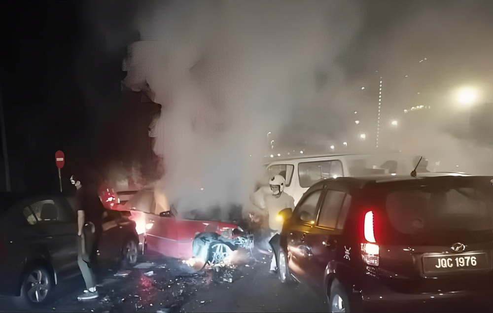 4 kenderaan terlibat dalam kemalangan di Permas Jaya, awal pagi tadi. - Gambar dari Facebook Danial Gay