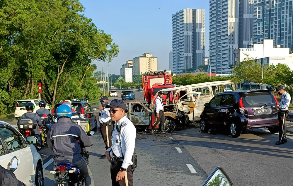 Siasatan polis mendapati pemandu BMW itu dipercayai telah terbabas lalu memasuki laluan bertentangan. - Gambar dari Facebook Muhd Hasrullah