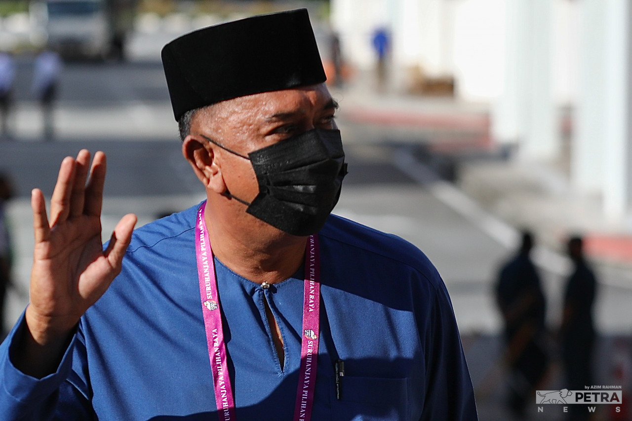 Calon BN, Mutalib Rahim tiba di Pusat Penamaan Calon bagi DUN Layang-layang. - Gambar Azim Abd Rahman
