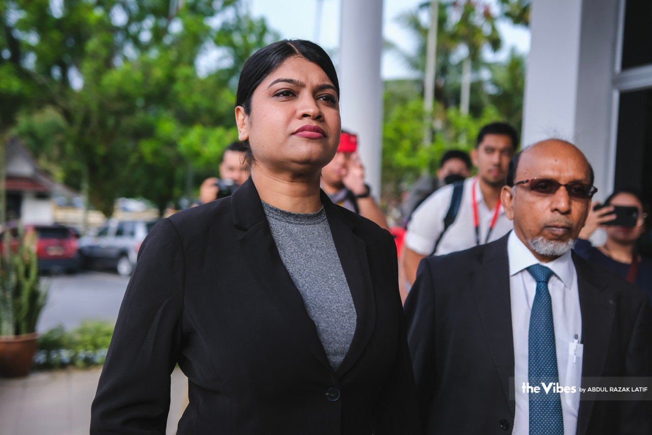 Inspektor Sheila hadir ke mahkamah itu bagi berdepan tiga pertuduhan kerana mengugut dan mengaibkan anggota bawahan serta orang awam, selepas video insiden terbabit tular di media sosial sejak beberapa hari lalu.