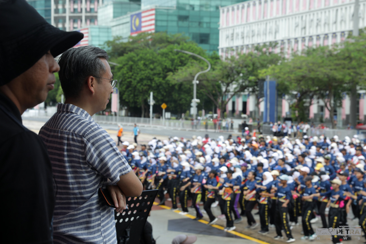 Menteri Komunikasi dan Digital, Fahmi Fadzil turut meninjau raptai Hari Kebangsaan Ke-66 di Dataran Putrajaya hari ini. gambar Nooreeza Hashim
