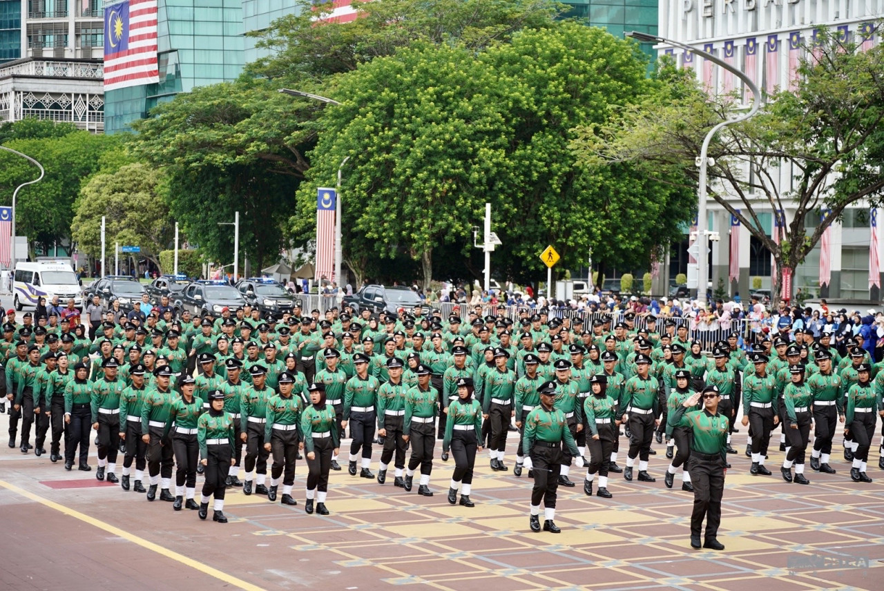 Antara kontinjen yang turut serta dalam raptai Hari Kebangsaan Ke-66 di Dataran Putrajaya hari ini. gambar Syadila Amari
