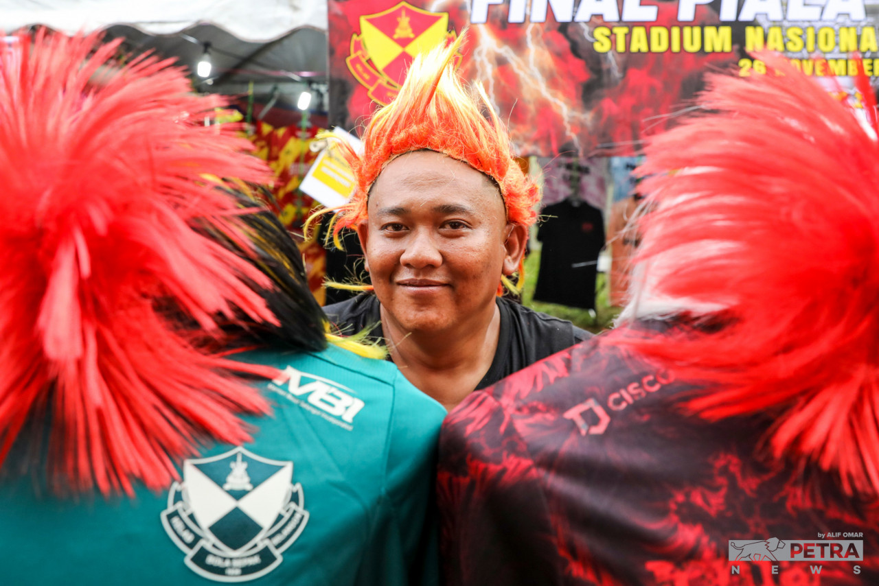 Gelagat sebahagian penyokong yang hadir di Stadium.
