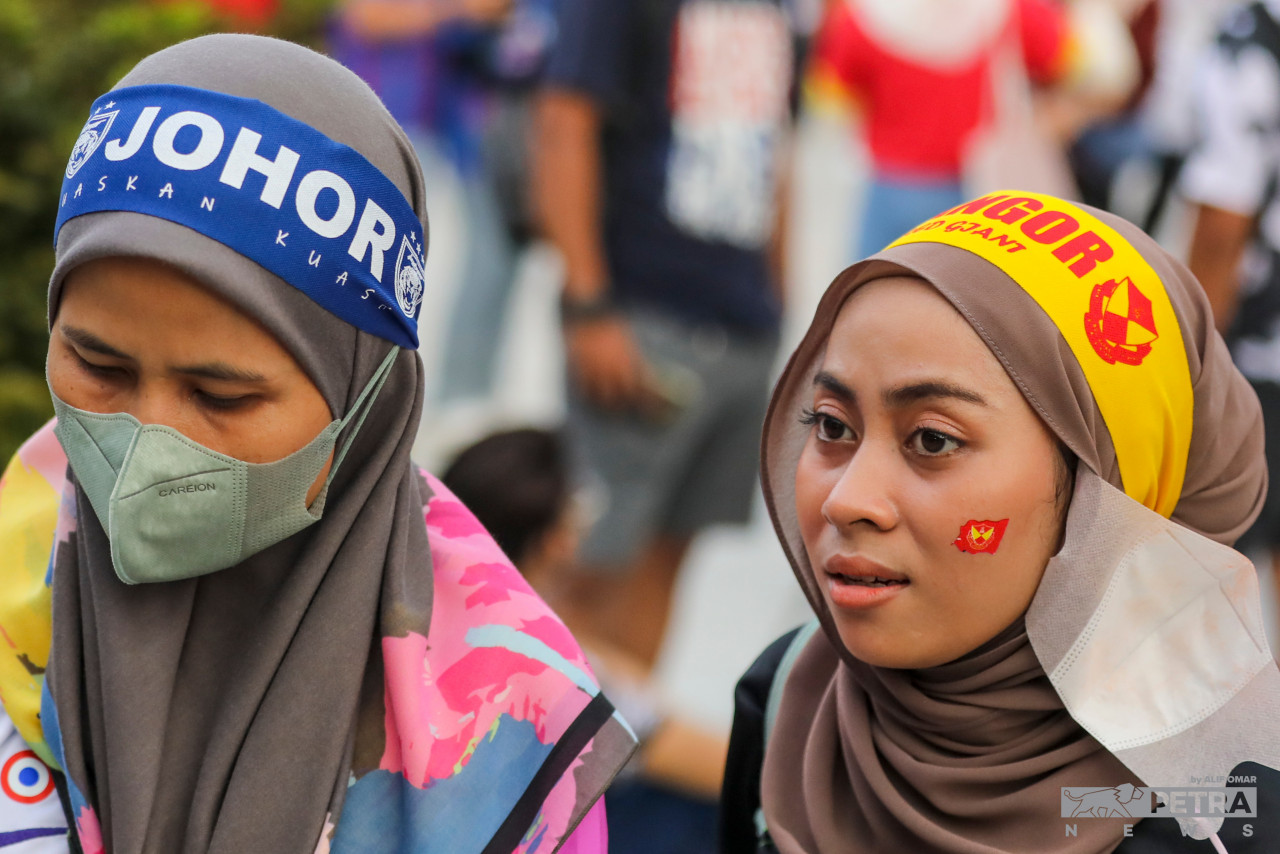 Dua penyokong pasukan JDT dan Selangor.