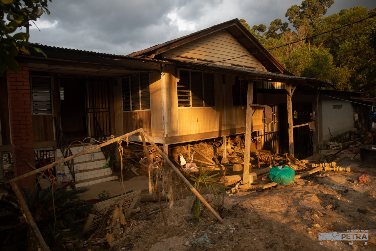 Antara rumah yang rosak teruk ketika banjir.