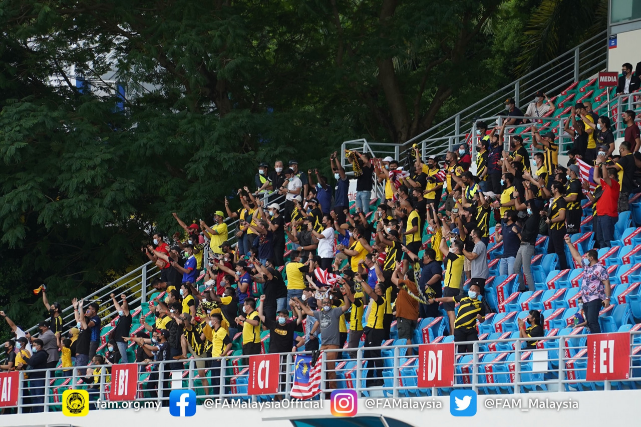 Penyokong Harimau Malaya memberikan sokongan ketika Malaysia menentang Laos, hari ini.
