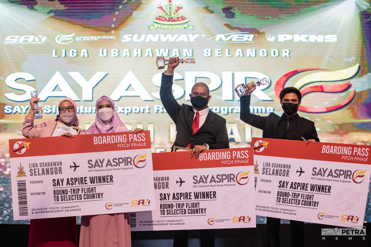 Para pemenang Say Aspire, menerima hadiah di Sunway Resort Hotel & Spa, hari ini.
