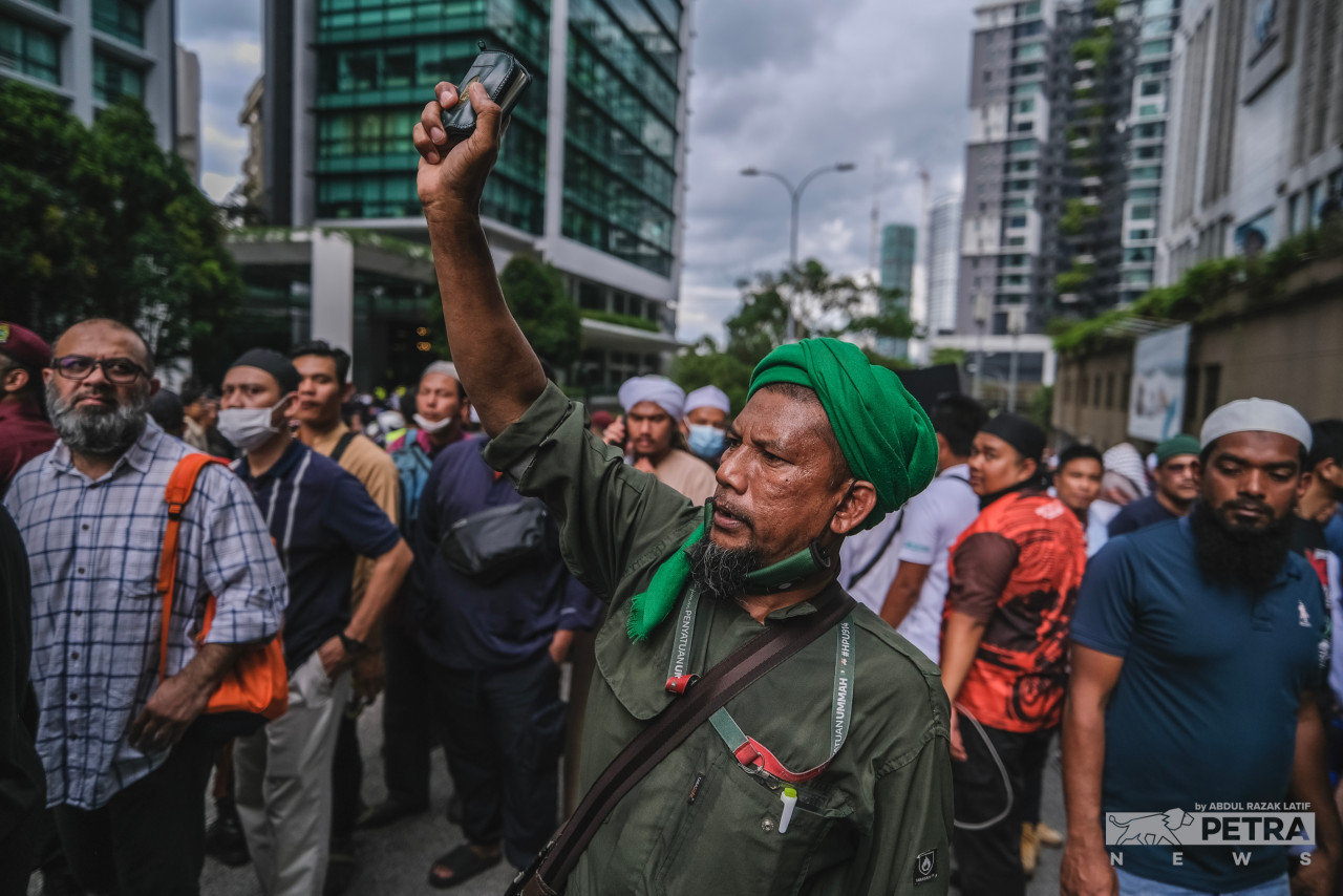 Seramai 300 orang berarak sejauh kira-kira satu kilometer (km) dari Masjid As-Syakirin KLCC ke kedutaan Sweden bagi menyatakan bantahan.