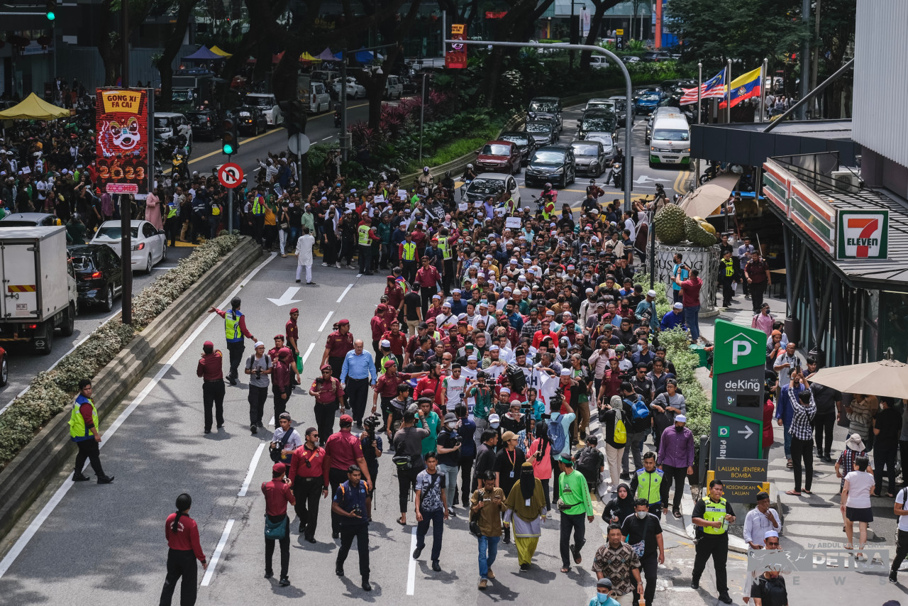 Lebih 30 gabungan pertubuhan bukan kerajaan (NGO) berarak ke Kedutaan Sweden bagi menyerahkan nota bantahan terhadap tindakan kerajaan Sweden membenarkan ahli politik pelampau Rasmus Paludan membakar al-Quran di Stockholm, Sabtu lepas.