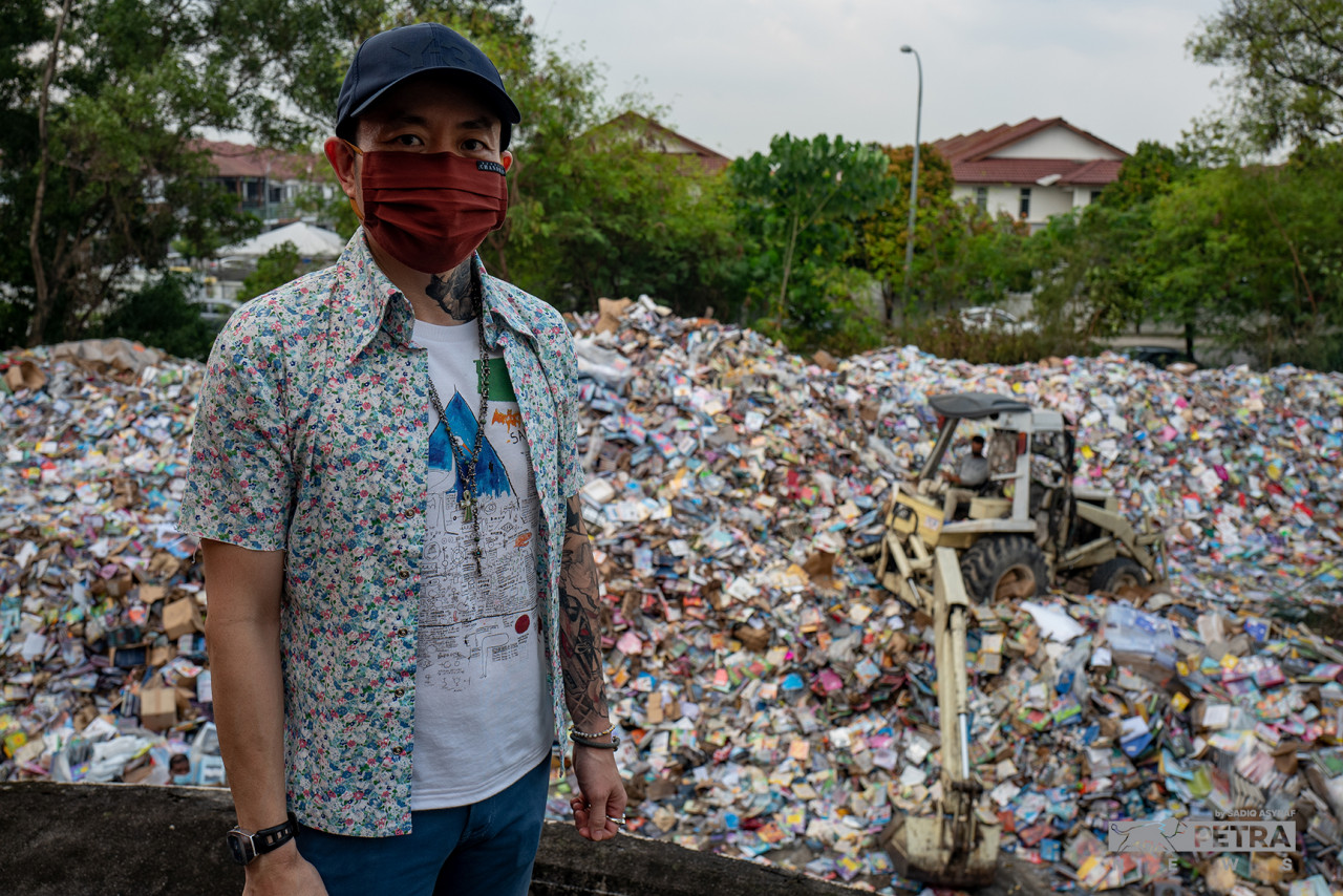 Andrew Yap memantau kerja-kerja pembersihan di gudang BookXcess. - Gambar Sadiq Asyraf