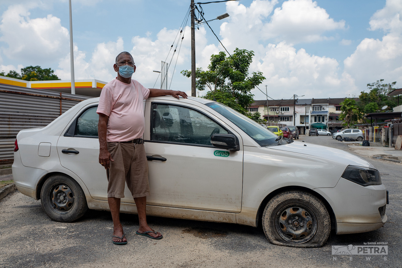 Kereta Ernest Alam Jansz telah dibersihkan namun masih tersadai di depan sebuah stesen minyak. - Gambar Sadiq Asyraf