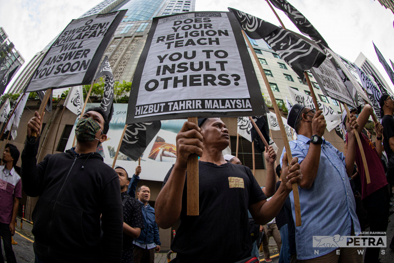 Kumpulan Hizbut Tahrir Malaysia telah berkumpul seawal jam 8.20 pagi.