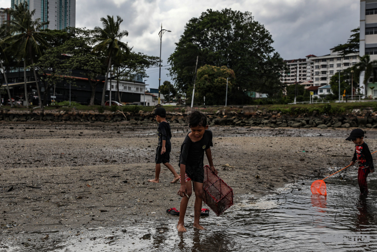 Aktiviti menangkap ketam dan ikan merupakan pemandangan biasa di Pantai Stulang Laut.