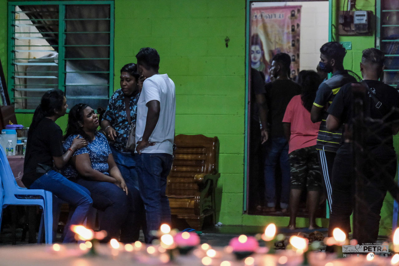 Suasana di kediaman mendiang Nagaenthran Dharmalingam di Tanjung Rambutan, Perak, malam tadi. - Gambar oleh Abdul Razak Abdul Latif