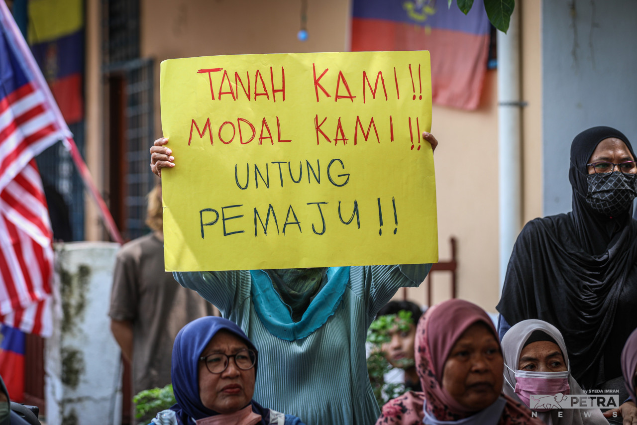 Penduduk tidak berpuas hati dengan jumlah pampasan yang dikemukakan kepada mereka.