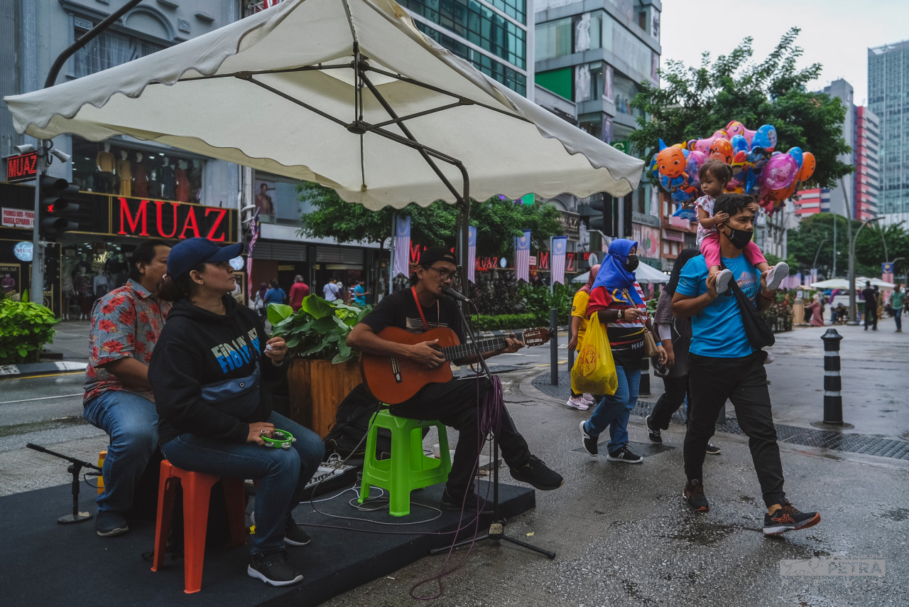Aktiviti 'busker' memeriahkan lagi kawasan sekitar Jalan TAR.