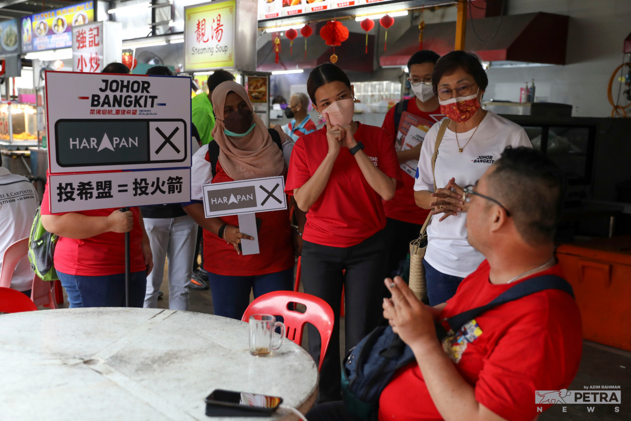 Aktiviti kempen 'walkabout' membolehkan Marina mendekati pengundi DUN Skudai.