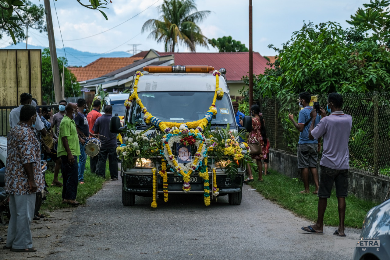 Van membawa jasad Nagaenthran menuju ke Hindu Crematorium Buntong, Ipoh. - Gambar Abdul Razak Abd Latif