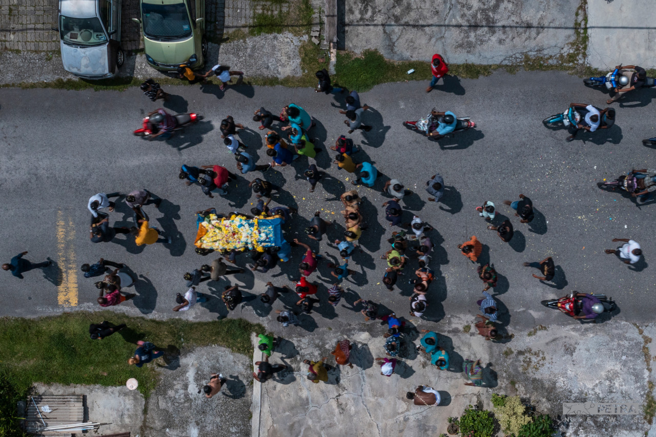 Gambar yang dirakamkan menerusi dron menunjukkan keranda membawa jasad mendiang diusung menuju ke Hindu Crematorium Buntong. - Gambar Abdul Razak Abd Latif
