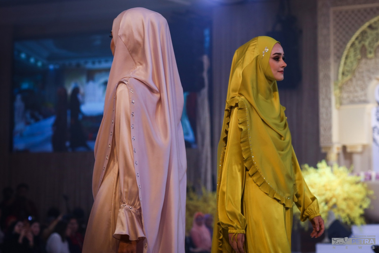 Munawwareen baru-baru ini memperkenalkan 21 rekaan terbaharu dengan 36 pakaian yang diperagakan dalam satu acara pertunjukkan fesyen bertemakan  'Sempurnakan Hijrah Cinta'