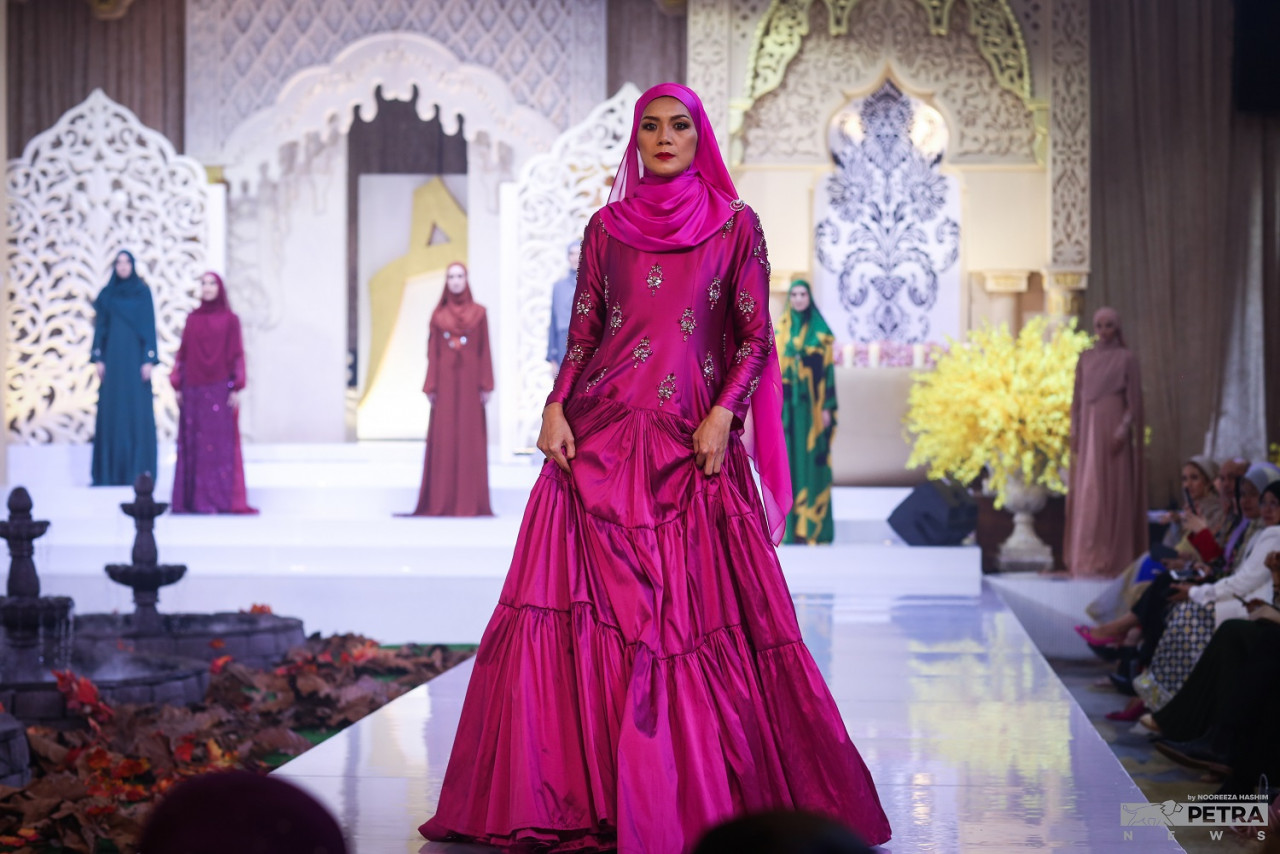 Koleksi pakaian wanita (Hawa) terdiri daripada telekung, jubah, abaya dan kelengkapan solat