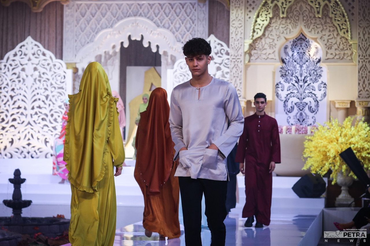 Koleksi pakaian lelaki (Rijal) menampilkan jubah dan kurta
