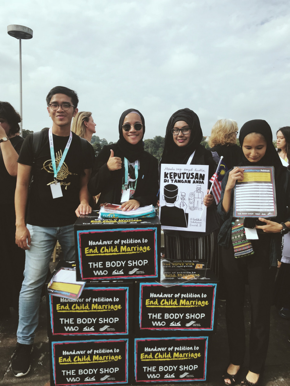 Protes Pelajar Bukan Pengantin di luar bangunan Parlimen