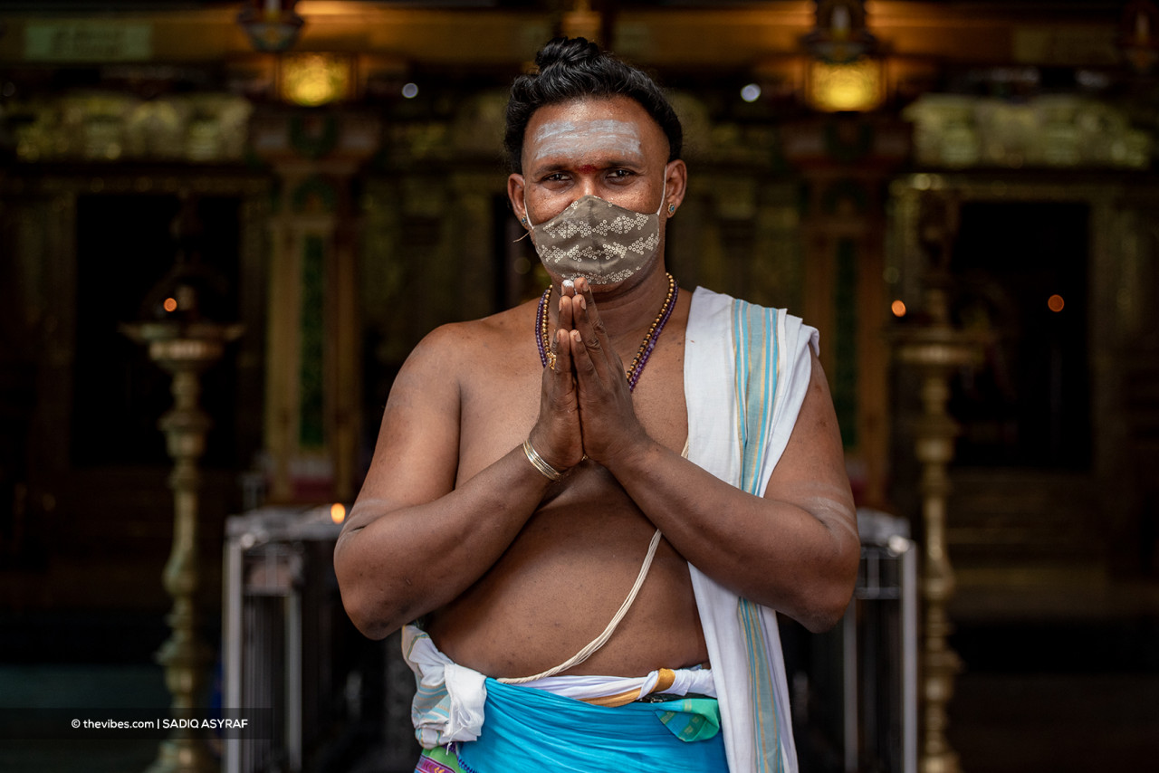 Selesai upacara mandi minyak, lazimnya, kebanyakan penganut Hindu akan ke kuil untuk melaksanakan upacara sembahyang secara biasa.