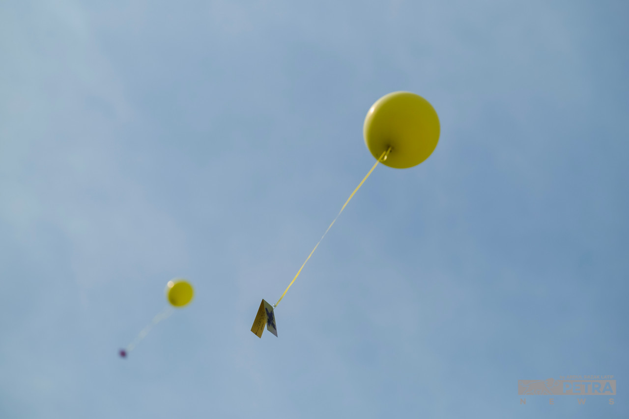Belon turut dilepaskan ke udara. 