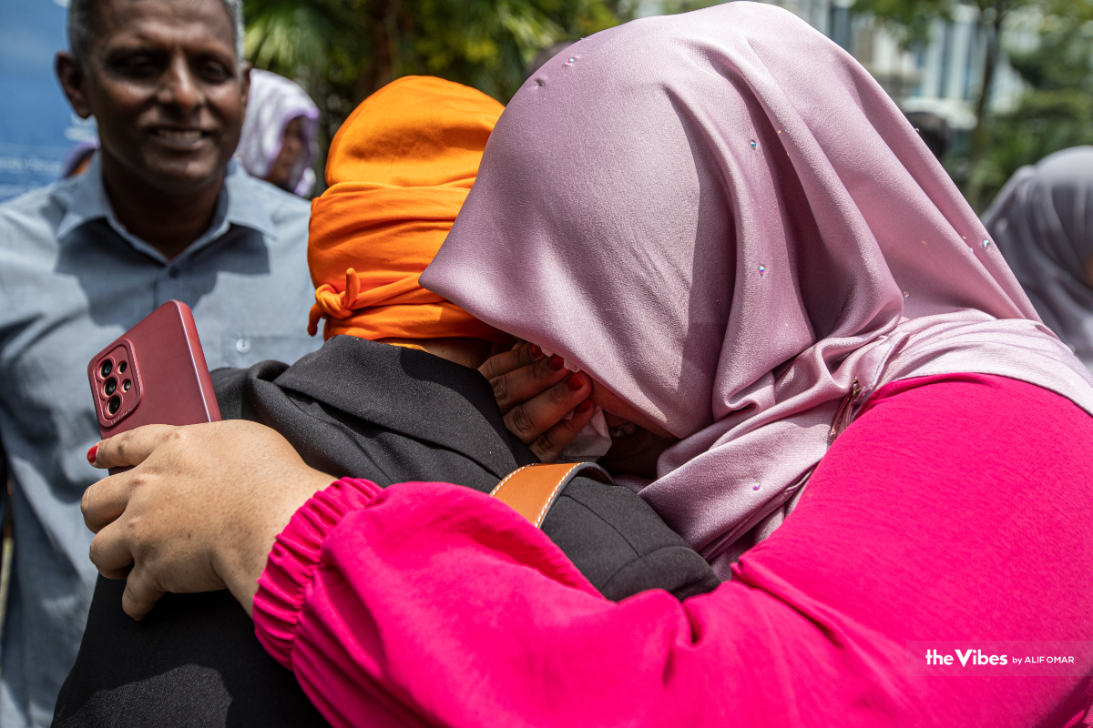 Penyokong Najib berpelukan dan tidak dapat menahan sebak selepas Mahkamah Persekutuan menolak usaha terakhir Najib untuk membatalkan sabitan dan hukuman penjara 12 tahun serta denda. - Gambar oleh Alif Omar