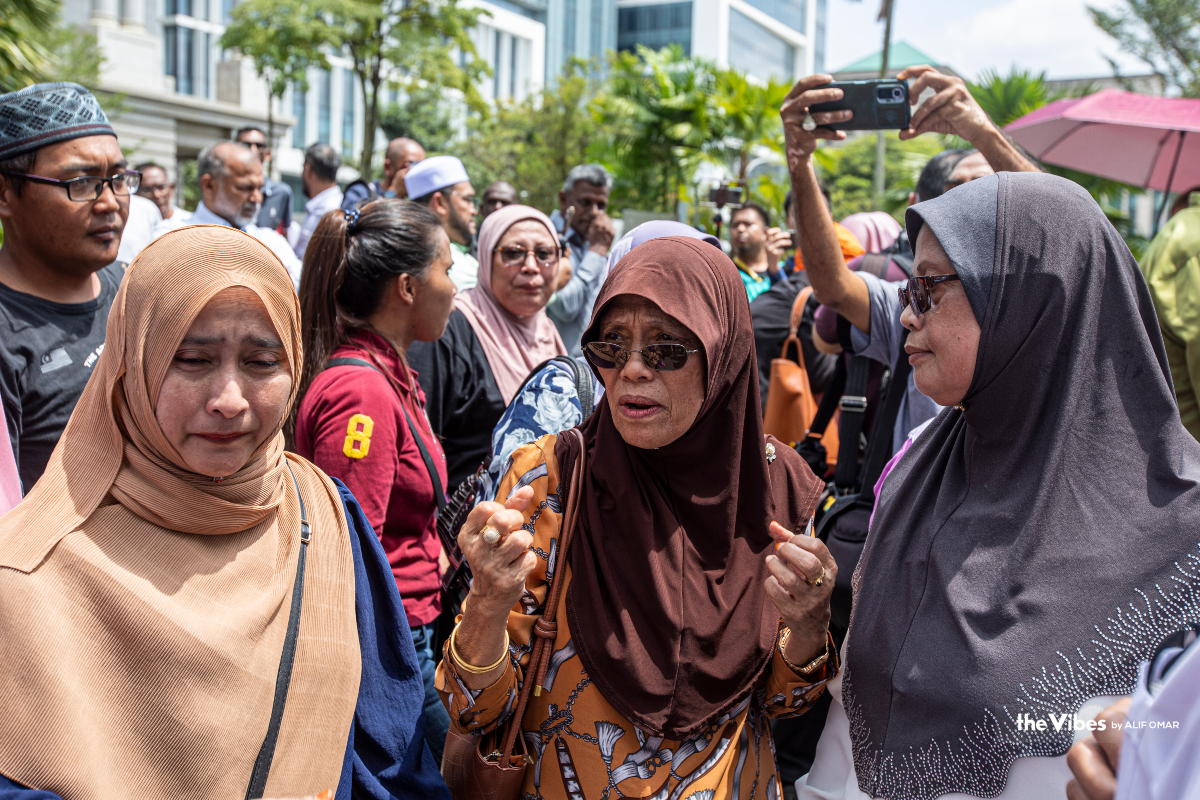 Sebahagian penyokong Najib yang hadir di perkarangan mahkamah hari ini. - Gambar oleh Alif Omar